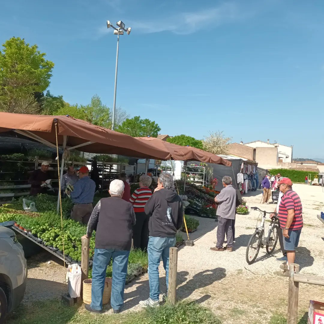 PromoEcoCelra's tweet photo. Divendres és el dia del mercat setmanal. #Marxant #mercatsetmanal https://t.co/gqD3uicjso