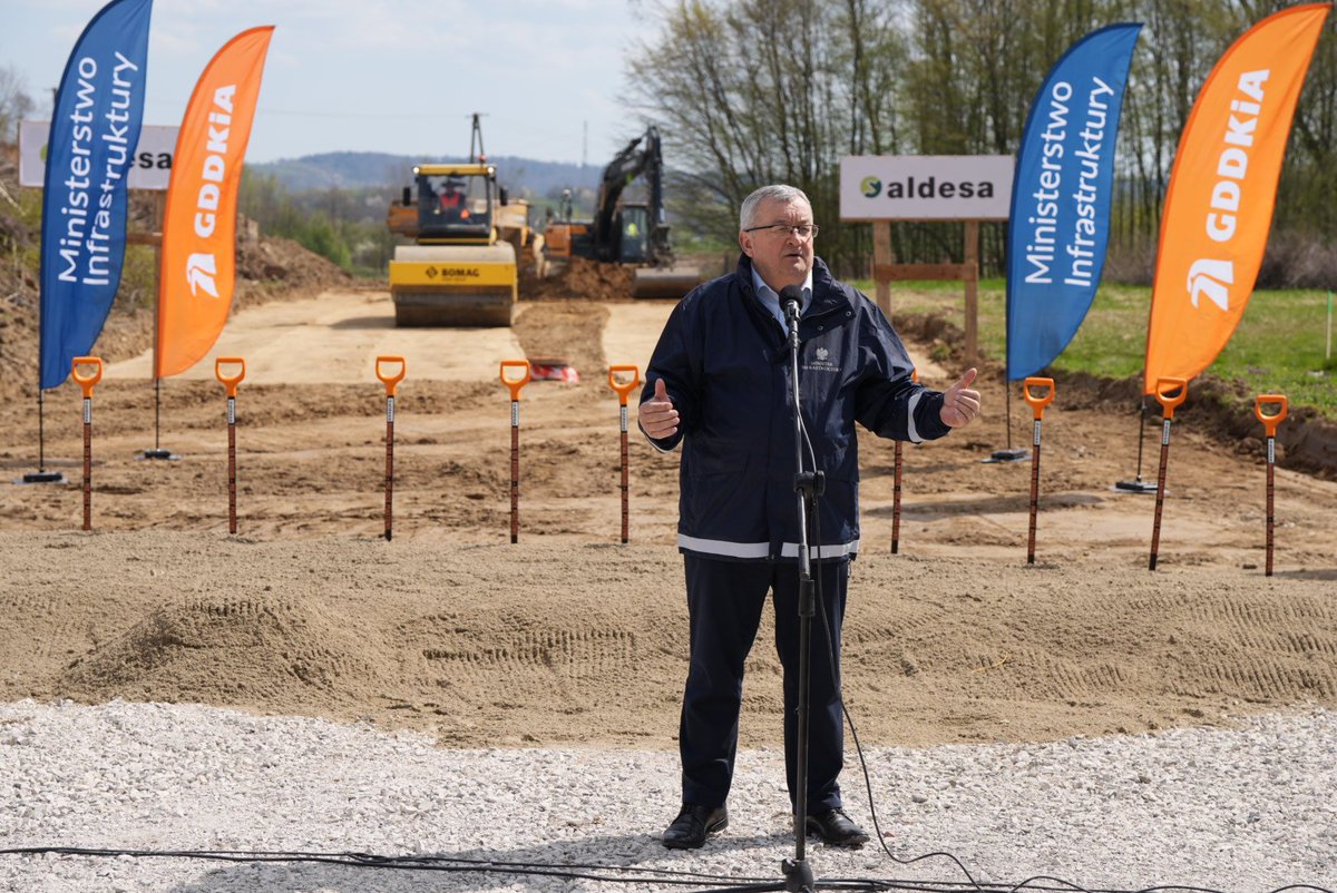Rusza budowa drogi ekspresowej #S19 #Krosno - #Miejsce Piastowe, kolejnego odcinka trasy #ViaCarpatia na #Podkarpacie. To kluczowa inwestycja Europy Środkowej zapewniająca dobre skomunikowanie, a tym samym stabilny rozwój - powiedział minister infrastruktury <a href="/AMAdamczyk/">Andrzej Adamczyk</a>.