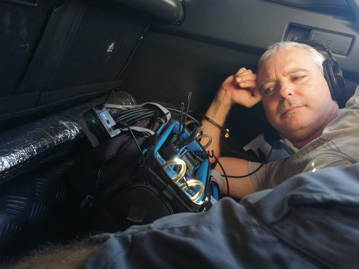 asociacionTESA's tweet photo. No está durmiendo la siesta, no. Es nuestro asociado sonidista @curroburguillo durante el #rodaje la serie #Elhijozurdo de #Movistar. Los #sonidistas suelen esconderse en lugares inverosímiles para conseguir una óptima grabación de #audio y, en eso, Curro es un gran especialista. https://t.co/0qQPVpCx5m