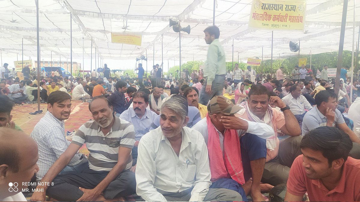 MYadav1025's tweet photo. हम हमारा हक मांगते 
नहीं किसी से भीख मांगते
मंत्रालयिक कर्मचारियों के महापड़ाव का 5वा दिन। वो ही जोश, वो ही जूनून। कुछ भी हो जाये इस बार बिना मांग मनवाये एक भी क्रान्तिकरी कर्मचारी नही उठेगा
@ashokgehlot51 
@INCRajasthan 
@zeerajasthan_ 
@ZeeNews https://t.co/R70Abvwy58