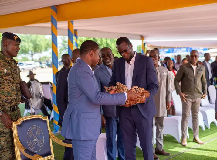 Monika97972733's tweet photo. #Togo #Kara #FauxPas "Voila je suis Fier de vous remettre łe plus gros #Etron de La region, séché au soleil, celui qui a sorti Ca a du se faire recoudre... Mais c Est un Honneur de sacrifier son derrière pour notre #timonier @FEGnassingbe "!!!  #Tgtwittos #circus https://t.co/EHz1PE9lqj