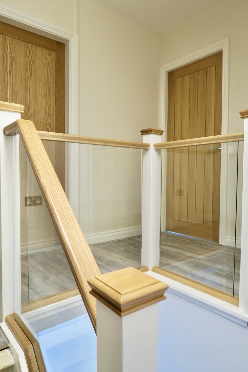 Add a touch of modern elegance to your home with our custom-designed glass balustrades! Our expert team at @MedlockStair will ensure your staircase is not only beautiful but also safe and functional. Learn more: medlockstaircases.co.uk/glass-balustra… #StaircaseInstallation #CustomDesign