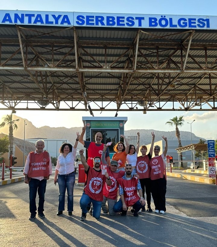 Adı Serbest ama kendisi o kadar da serbest bölge değildi. İçeri giremezsek kapısında dururuz dedik.
Serbest Bölge emekçileri yerin burası #TipeKatıl