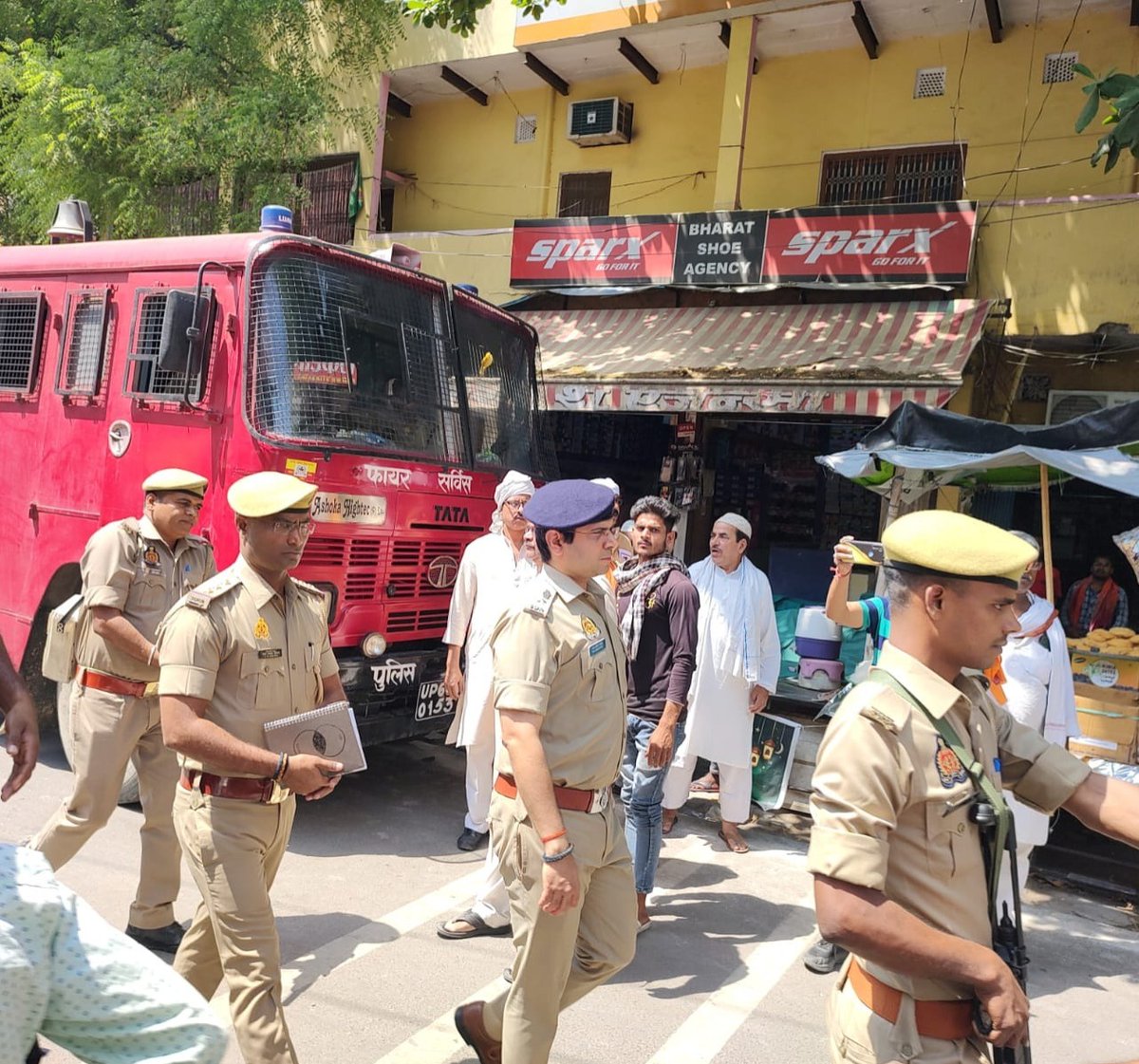 #SPBallia श्री राज करन नय्यर द्वारा अलविदा जुमा की नमाज को सकुशल सम्पन्न कराये जाने हेतु मुख्य मार्गों, बाजारों एवं भीड़-भाड़ वाले स्थानों पर पैदल गश्त की गयी। #Footpatrolling #UPPolice #BalliaPolice #Ballia #बलिया