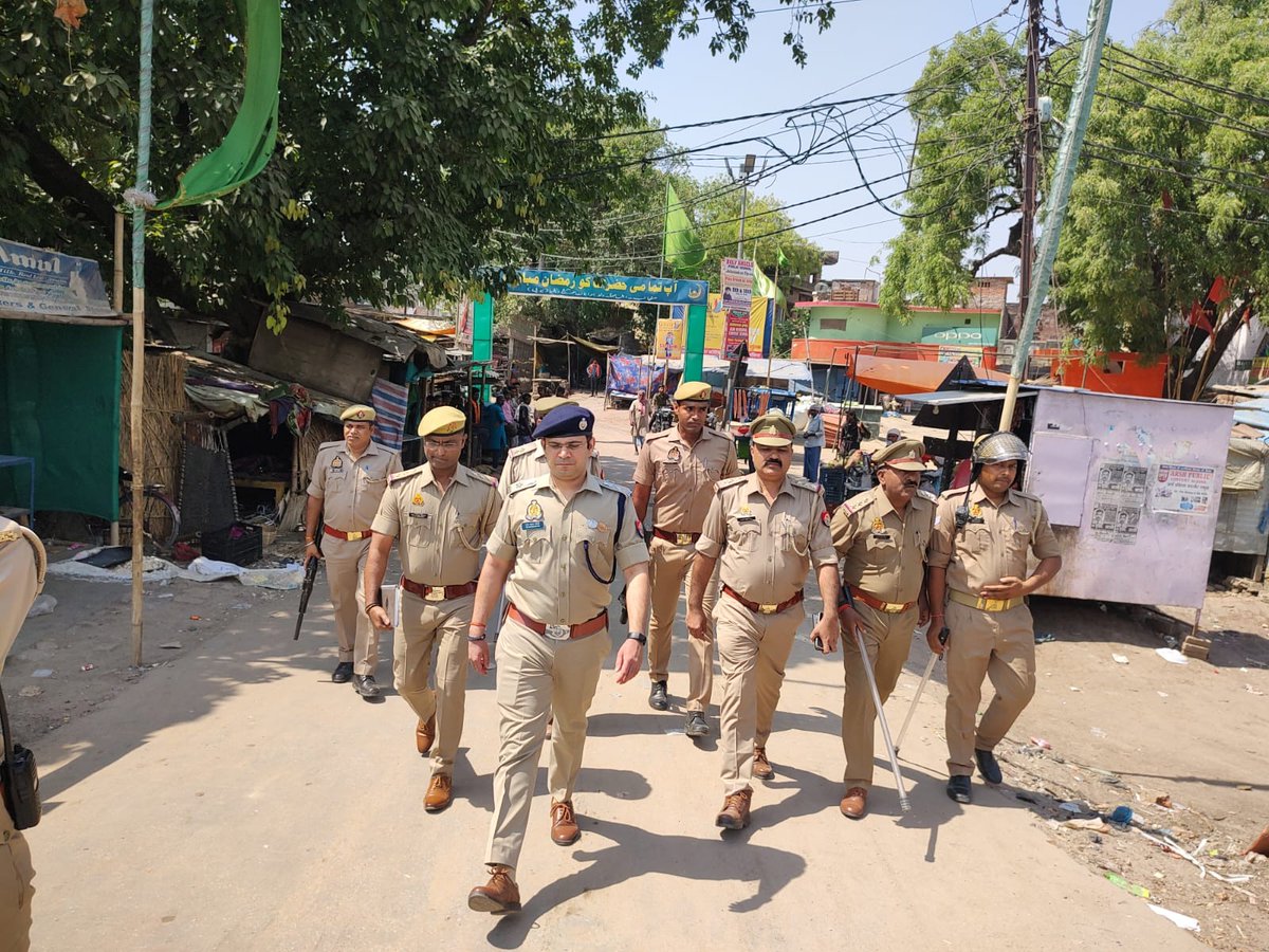 balliapolice's tweet photo. #SPBallia श्री राज करन नय्यर द्वारा अलविदा जुमा की नमाज को सकुशल सम्पन्न कराये जाने हेतु मुख्य मार्गों, बाजारों एवं भीड़-भाड़ वाले स्थानों पर पैदल गश्त की गयी। #Footpatrolling #UPPolice #BalliaPolice #Ballia #बलिया https://t.co/htE7jOMSZJ