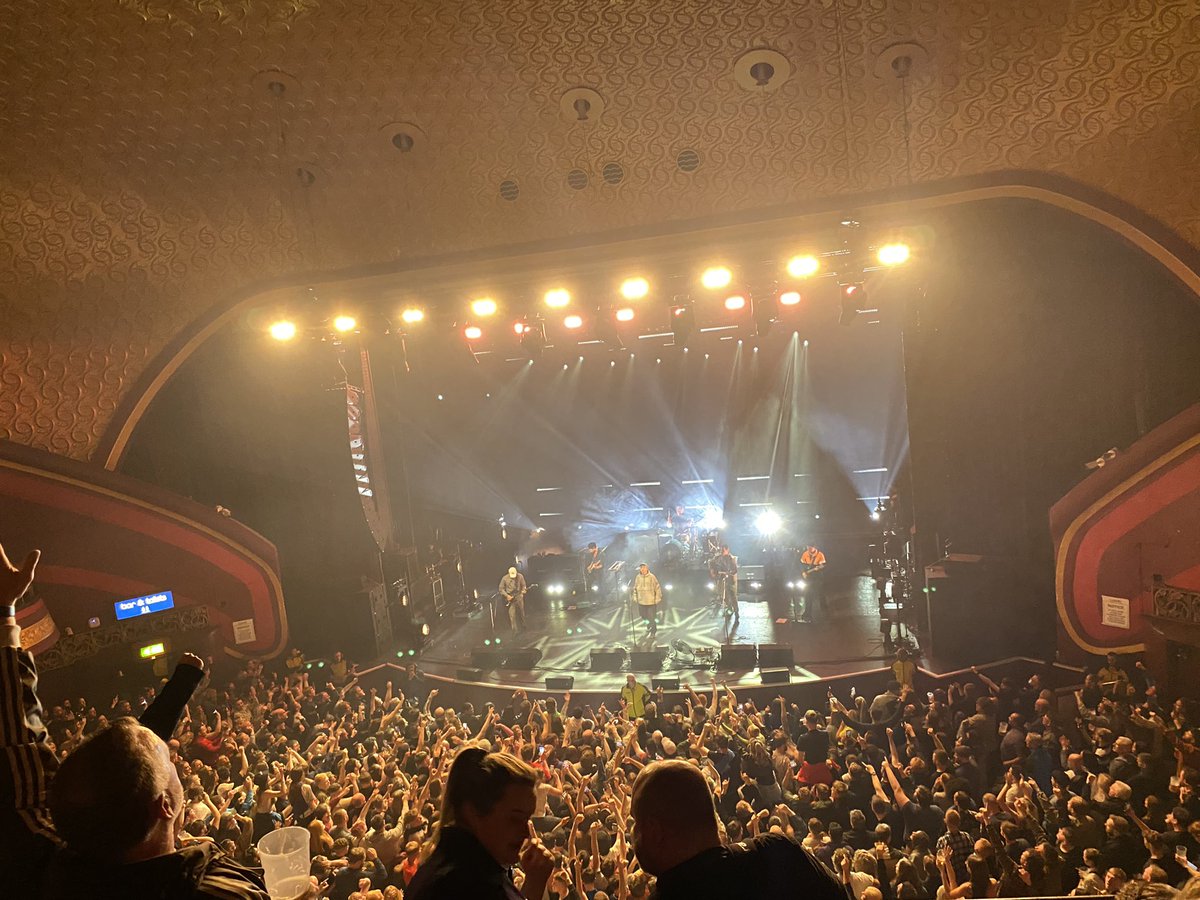 stephenkerr1974's tweet photo. Fab night @O2ApolloManc watching @dmasmusic 🙌🎸🎤@TracyKerr123 https://t.co/dackSPwJ3H
