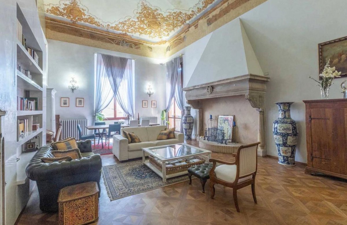 azazelowa's tweet photo. Ostatni dom Leonarda da Vinci w centrum Bolonii trafił na sprzedaż. Rezydencja Emilia jest częścią Palazzo Felicini znajdującego się w samym centrum miasta. Przyjmuje się, że da Vinci zamieszkał tam po przeprowadzce do miasta ze swoim patronem, Juliuszem Medyceuszem, ok. 1515 r.+ https://t.co/4J0tfk9Ocg