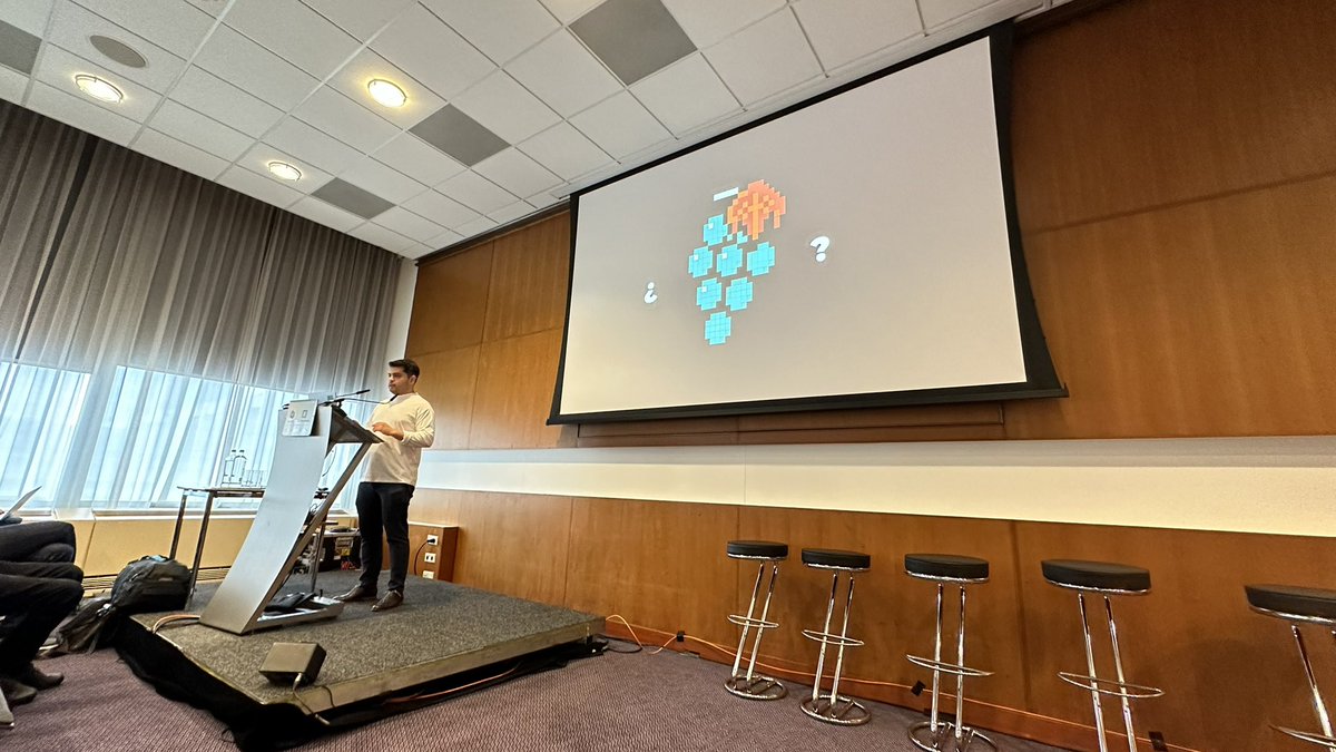 phennex's tweet photo. “Open source is like grapes, they can be used for so many different things” @jorgelainfiesta - it clearly shows that Jorge is a certified sommelier 🍷#CloudNativeCon #KubeCon https://t.co/eFzwnFWkSe