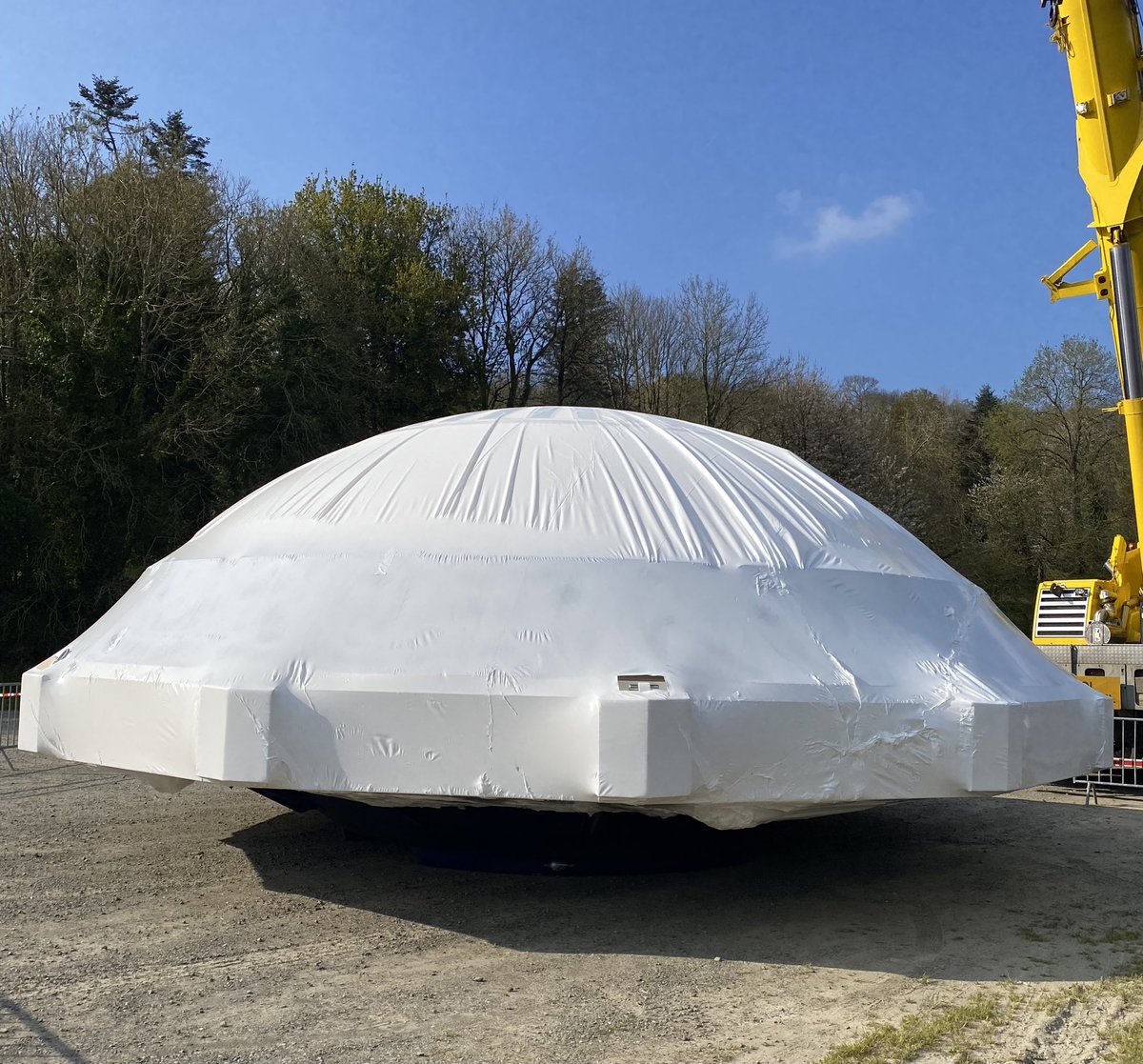 ericpllaurent's tweet image. Bravo aux équipes #Anthénea pour leur travail et leur savoir faire. La première #soucoupeflottante est sortie de l’usine et attend sur le quai la barge qui va la transporter. 👏 @AggloLTC qui a cru en ce projet. #WorkInLannion #Innovation #entreprise #métiers #tourisme #travail