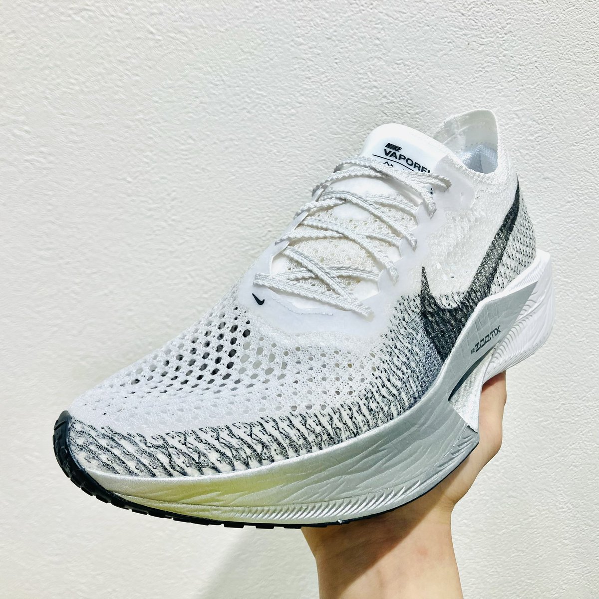 steptachikawa's tweet photo. #nike
ZOOMX VAPORFLY NEXT%3

大人気モデルの新作が登場しました☝🏻

前作より前側部のクッション材を増やすことにより安定感が良くなりました🙆‍♂️

グリップ力もよくなりマラソンや駅伝などのロードレースで大活躍🙌🏻

¥29,700(税込)

 #厚底 #マラソン #駅伝 #新作 https://t.co/w8zHDfmAef