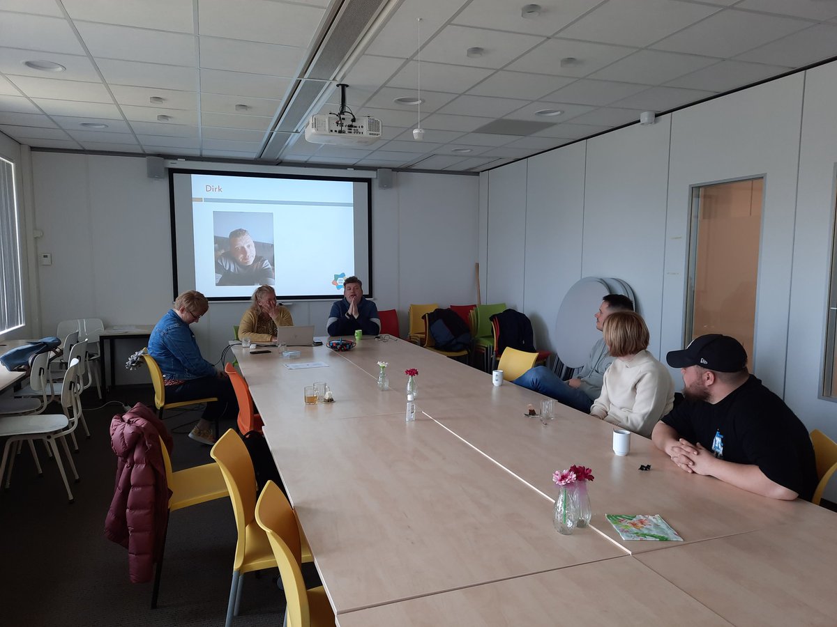 Vandaag in gesprek met de ervaringsdeskundigen van <a href="/SameninCosis/">Cosis</a> over overvraging. Wordt jij wel eens overvraagd? Thuis of op je werk? #grenzen #overvragen #zorggoedvoorjezelf