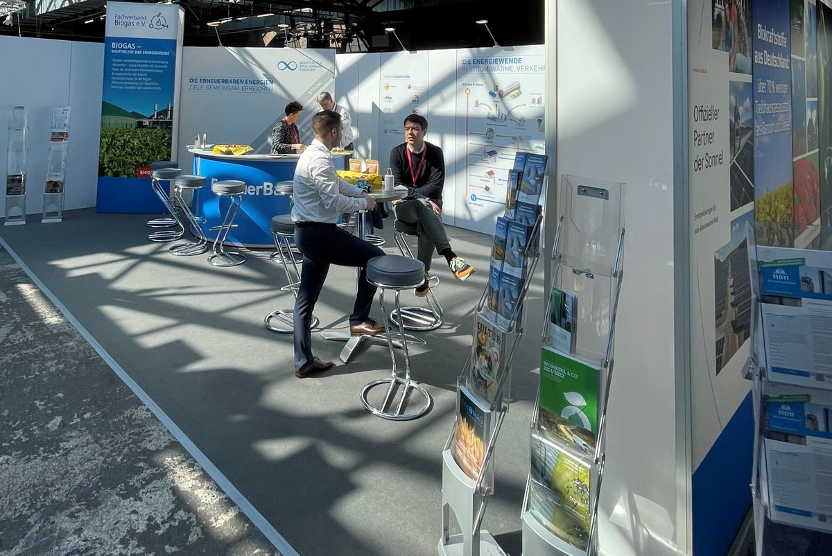 RenewsTweet's tweet photo. Heute startet der #bpt23 der @fdp. Am Stand 41 der #ErneuerbarenEnergien heißen wir mit unseren Partnern @ufop_de @Biokraftstoff @OVIDVerband @FVBiogas @HB_Bioenergie @BVG_eV @VulcanEnergie @IBCSOLAR @BSWSolareV alle #Delegierten bei 🥨+🍷 willkommen. Bis später 😊 https://t.co/RUHtdQf6Ew