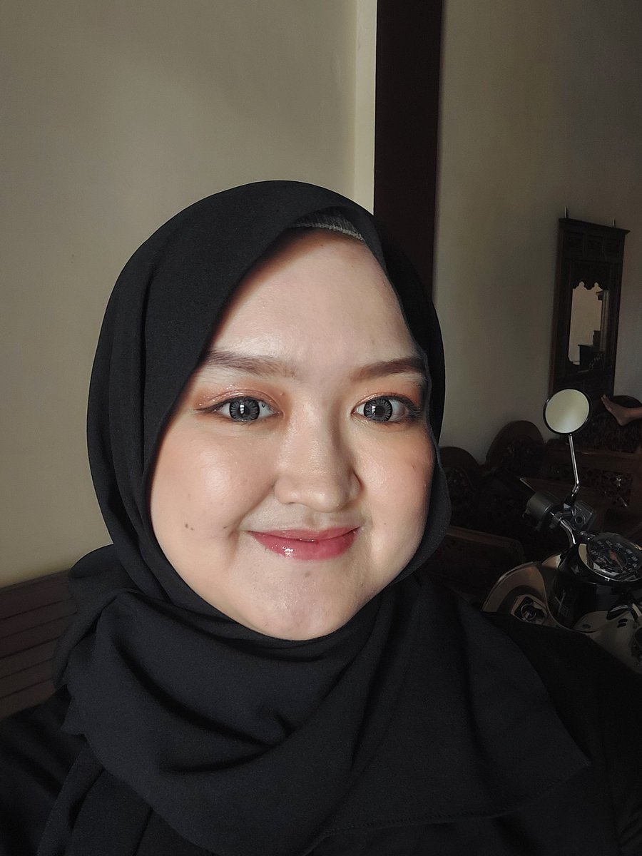 raniyatea's tweet photo. Tutorial Make up lebaran step by step🤍

Buat yang bsk make up lebarannya pengen peachy make up look korean soft, bisa pake produk lokal yg affordable kayak punyakuu🦭🦭

#racuninmakeup
#makeuplebaran https://t.co/2CLBEulpQ5