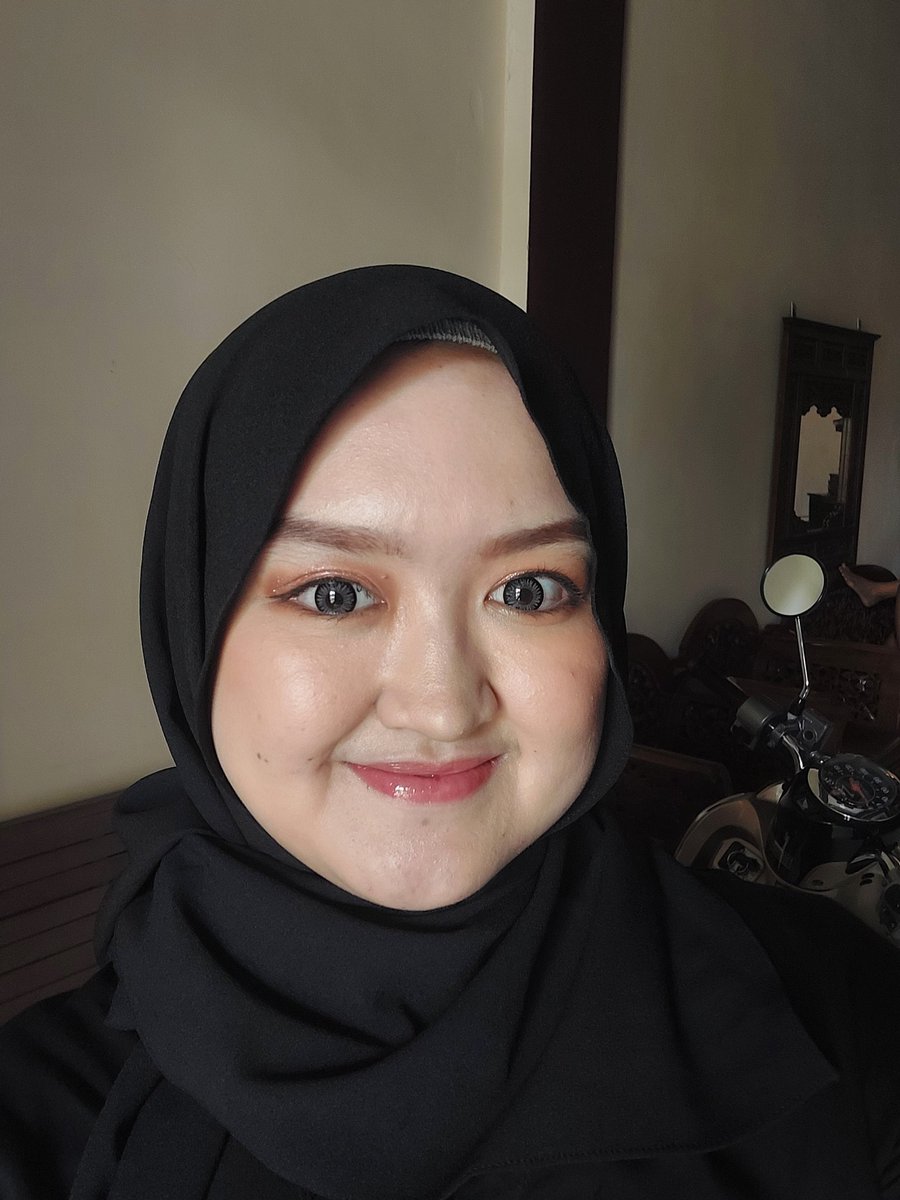 raniyatea's tweet photo. Tutorial Make up lebaran step by step🤍

Buat yang bsk make up lebarannya pengen peachy make up look korean soft, bisa pake produk lokal yg affordable kayak punyakuu🦭🦭

#racuninmakeup
#makeuplebaran https://t.co/2CLBEulpQ5