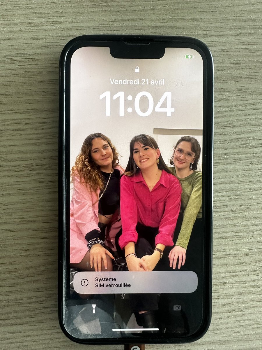 KislandeB's tweet photo. J’ai trouvé un iPhone par terre sur un parking à côté de la Préfecture de Vannes (rue maréchal Leclerc) 

Je vais déposer le téléphone au commissariat de Police de Vannes ce midi. 

Si vous savez à qui est le téléphone dites-le-moi 

RT SVP
#Vannes #iphone #perdu #commissariat https://t.co/vKVOzTIa6r