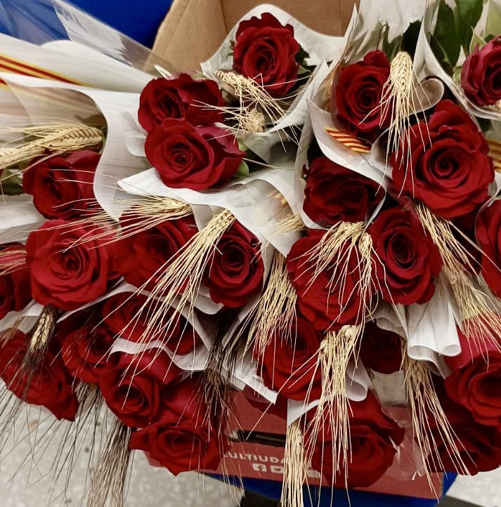MartaSagarra's tweet photo. Molt agraïts a l’@AjdeCapellades per aquest bonic detall de roses vermelles pels professionals del #CAPCapellades. #juntssumem #aramésquemaiprimària @icscatcentral @icscat https://t.co/acDpCQsstd