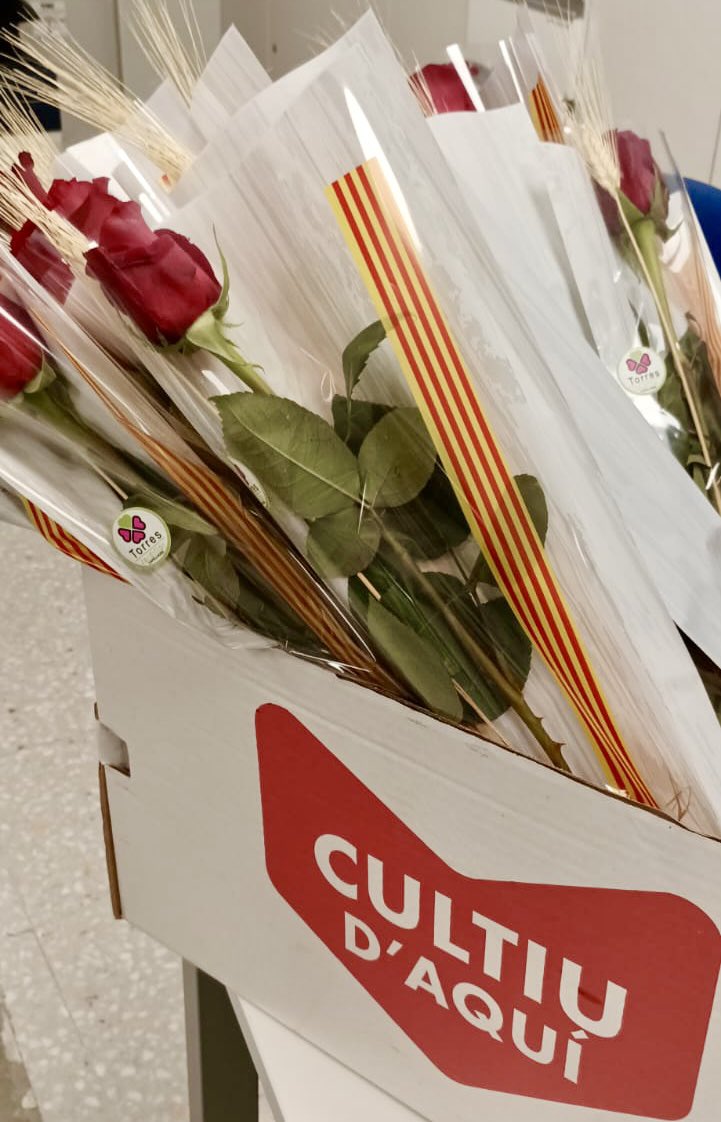 MartaSagarra's tweet photo. Molt agraïts a l’@AjdeCapellades per aquest bonic detall de roses vermelles pels professionals del #CAPCapellades. #juntssumem #aramésquemaiprimària @icscatcentral @icscat https://t.co/acDpCQsstd