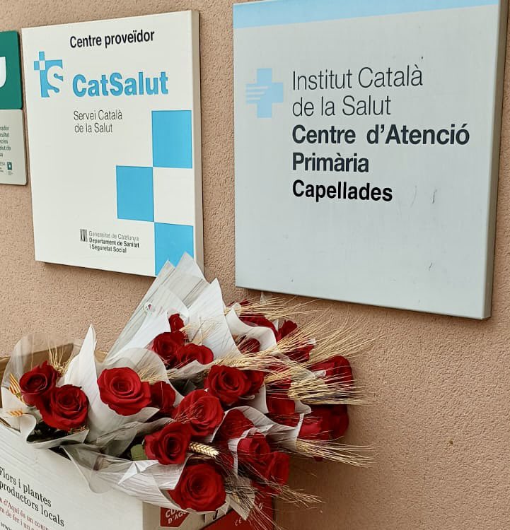 MartaSagarra's tweet photo. Molt agraïts a l’@AjdeCapellades per aquest bonic detall de roses vermelles pels professionals del #CAPCapellades. #juntssumem #aramésquemaiprimària @icscatcentral @icscat https://t.co/acDpCQsstd