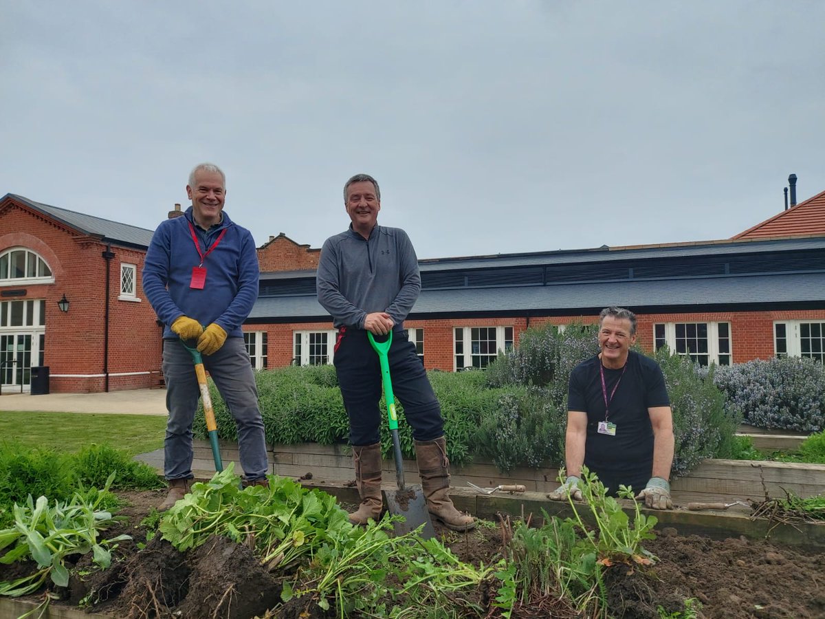HighGround_UK's tweet photo. Jane at Stanford Hall needed to move 5 tonnes of @Topsoil_BS topsoil to make way for stone in the Village Green. #thankyou to @dms_dmrc staff, garden volunteers, Tim Lever and our trustee Tim Green who mucked in and made it possible.
#Rootstorecovery #outdoorsisbetter https://t.co/aKLAe7ilHk