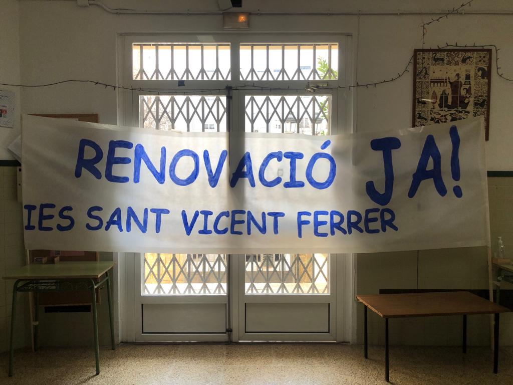 renovacio_SVF's tweet photo. "Fer escola és disposar de l'espai, el temps i l'atenció que fan possible que l'estudi ens transformi..." diu Marina Garcés. L'espai de l'IES Sant Vicent Ferrer de València fa temps que demana a @GVAeducacio una renovació. Per a quan, @Raquel_Tamarit? https://t.co/3YKN7OWqbg