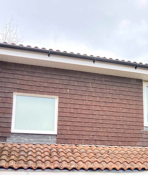 🏠🌧️ Worried about water damage? 😬 We recently helped a loyal customer by replacing their old guttering with black deep-flow guttering & new round downpipes. 😍 Protect your property with our quality workmanship! 🙌🏼Call 01223-852140 #GutterReplacement #RooferCambridge