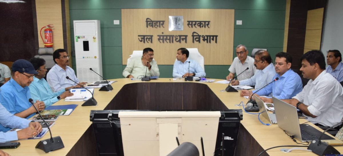 SanjayJhaBihar's tweet photo. आज सिंचाई भवन, पटना में आयोजित बैठक में @WRD_Bihar की संस्था 'बाढ़ प्रबंधन सुधार सहायक केंद्र' #FMISC से मिलने वाली नदियों के जलस्तर, बाढ़ एवं सिंचाई संबंधी महत्वपूर्ण सूचनाओं के आदान-प्रदान के उद्देश्य से विकसित एक अत्याधुनिक डिजिटल प्लेटफार्म की अंतिम चरण की समीक्षा की।
एक विशेष ऐप के माध्यम से बाढ़ संबंधी जरूरी अलर्ट तथा महत्वपूर्ण सूचनाओं के साथ-साथ जलाशय, नहर और बराजों में पानी की उपलब्धता की जानकारी संबंधित क्षेत्र के लोगों को प्राप्त हो सकेगी। समीक्षा बैठक में ऐप डेवलपर्स टीम और जल संसाधन विभाग के वरीय अधिकारीगण मौजूद थे।
#WRDBihar #Patna #Bihar