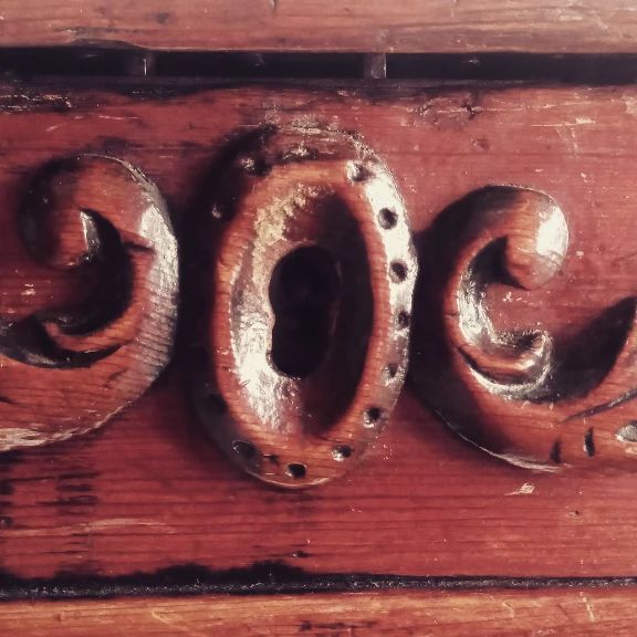 99ediciones's tweet photo. Así comienza mi poema favorito de Fernando Pessoa:
.
No soy nada.
Nunca seré nada.
No puedo desear ser nada.
Por otra parte, tengo en mí todos los sueños del mundo.
.
.
.
#poesia #poema #poeta #pessoa #fernandopessoa #alvarodecampos #fotografía #pupitre https://t.co/lLb13N4Nj5 https://t.co/z7J8CZviZz