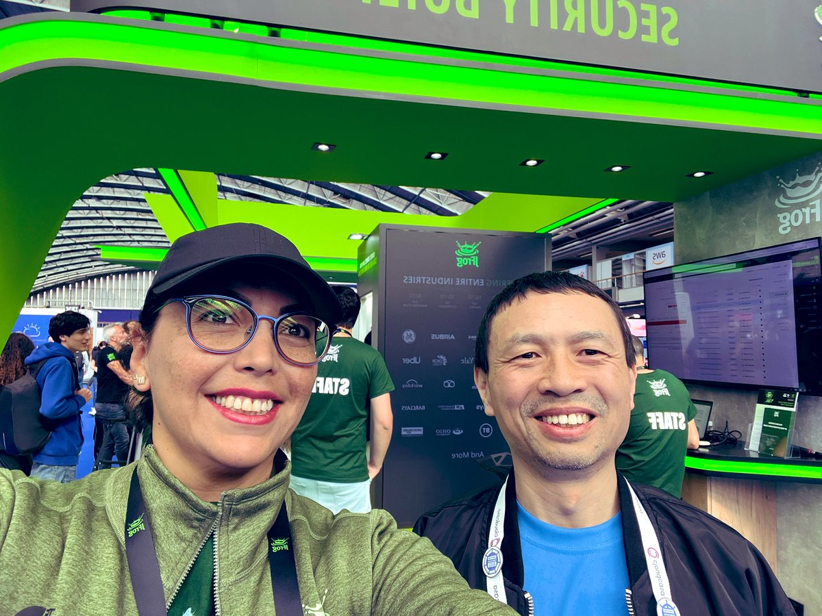 @LoriLorusso  @ariwaller look who I met!!!  @YongKangHe at @KubeCon_  

#SuperFrogs