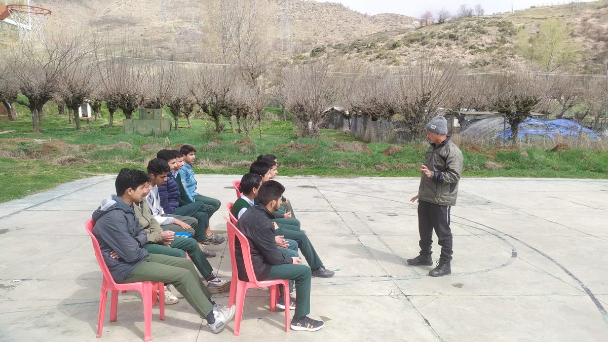 Chhote_91's tweet photo. In continuous efforts of Indian Army to maintain healthy relationship and bonding with the locals, #Watlab Camp of Wular Battalion carried out a Lecture on Health and Hygiene for Youth for locals of neighbouring villages.
#Healthandhygiene
#Armywithkashmiris
#Wularbattalion https://t.co/c0nkIisXOg