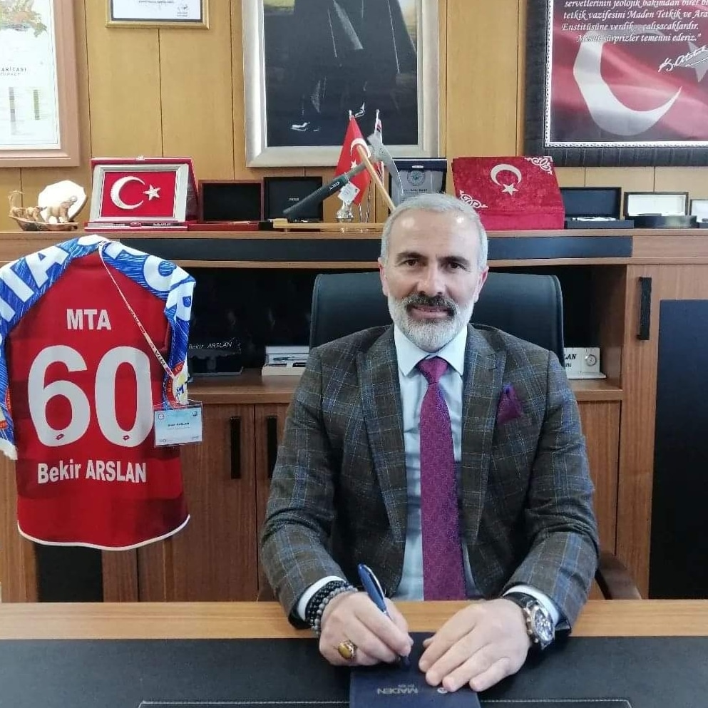 Tüm İslâm Aleminin Ramazan Bayramını tebrik eder Ülkemize  huzur, sağlık,bereket getirmesini ve hayırlara vesile olmasını temenni ederim