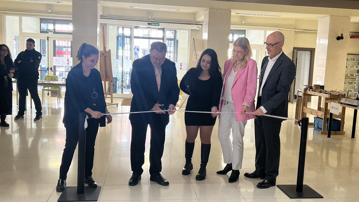 ETSIDI_UPM's tweet photo. Estamos en la inauguración de la celebración del 7️⃣aniversario de nuestro @FablabEtsidi con el Rector de @La_UPM Guillermo Cisneros y con nuestro Vicerrector de Comunicación @jleube. Nuestra directora @ICarrilloRamiro, los compañer+s, estudiantes… quienes somos #FamiliaETSIDI https://t.co/8pGbXZZpzl