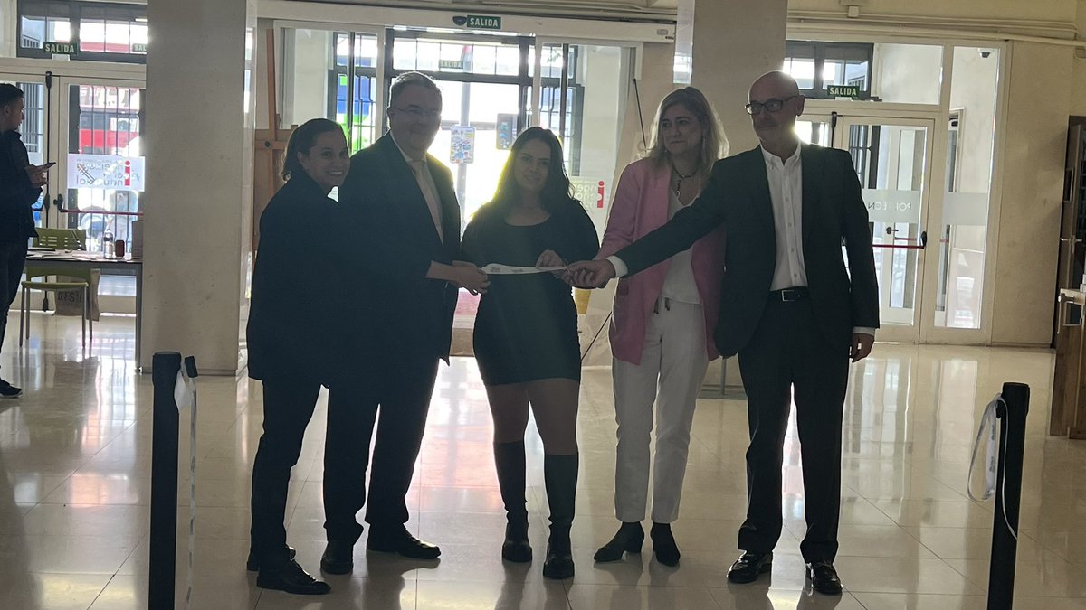ETSIDI_UPM's tweet photo. Estamos en la inauguración de la celebración del 7️⃣aniversario de nuestro @FablabEtsidi con el Rector de @La_UPM Guillermo Cisneros y con nuestro Vicerrector de Comunicación @jleube. Nuestra directora @ICarrilloRamiro, los compañer+s, estudiantes… quienes somos #FamiliaETSIDI https://t.co/8pGbXZZpzl