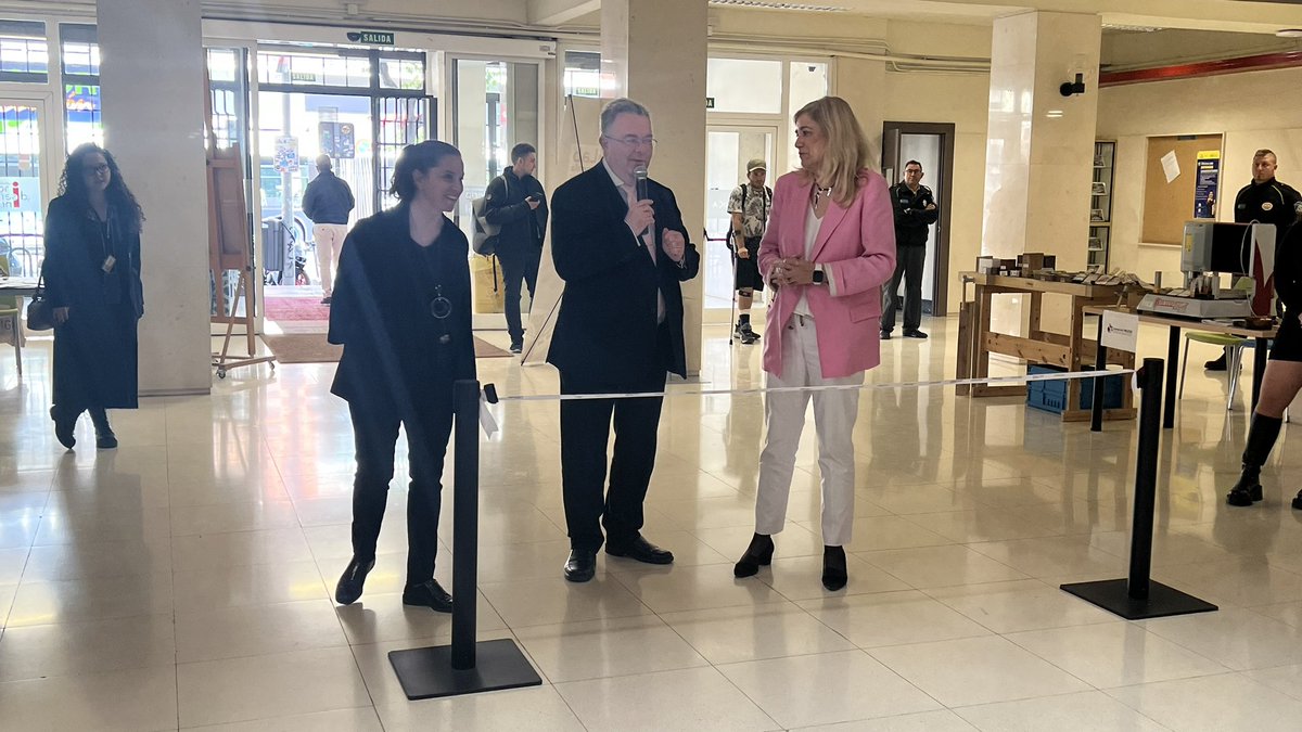 ETSIDI_UPM's tweet photo. Estamos en la inauguración de la celebración del 7️⃣aniversario de nuestro @FablabEtsidi con el Rector de @La_UPM Guillermo Cisneros y con nuestro Vicerrector de Comunicación @jleube. Nuestra directora @ICarrilloRamiro, los compañer+s, estudiantes… quienes somos #FamiliaETSIDI https://t.co/8pGbXZZpzl
