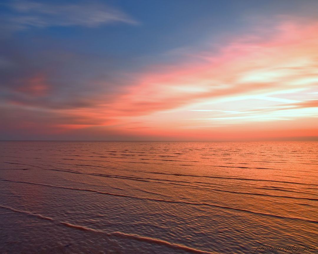 IsleofSheppeyHV's tweet photo. The world is full of beautiful moments, but watching the sunrise never gets old. 🌅 

📸: photography_jms

#sunrise #kent #visitkent #visitswale #isleofsheppey https://t.co/Af5jQmrDXl