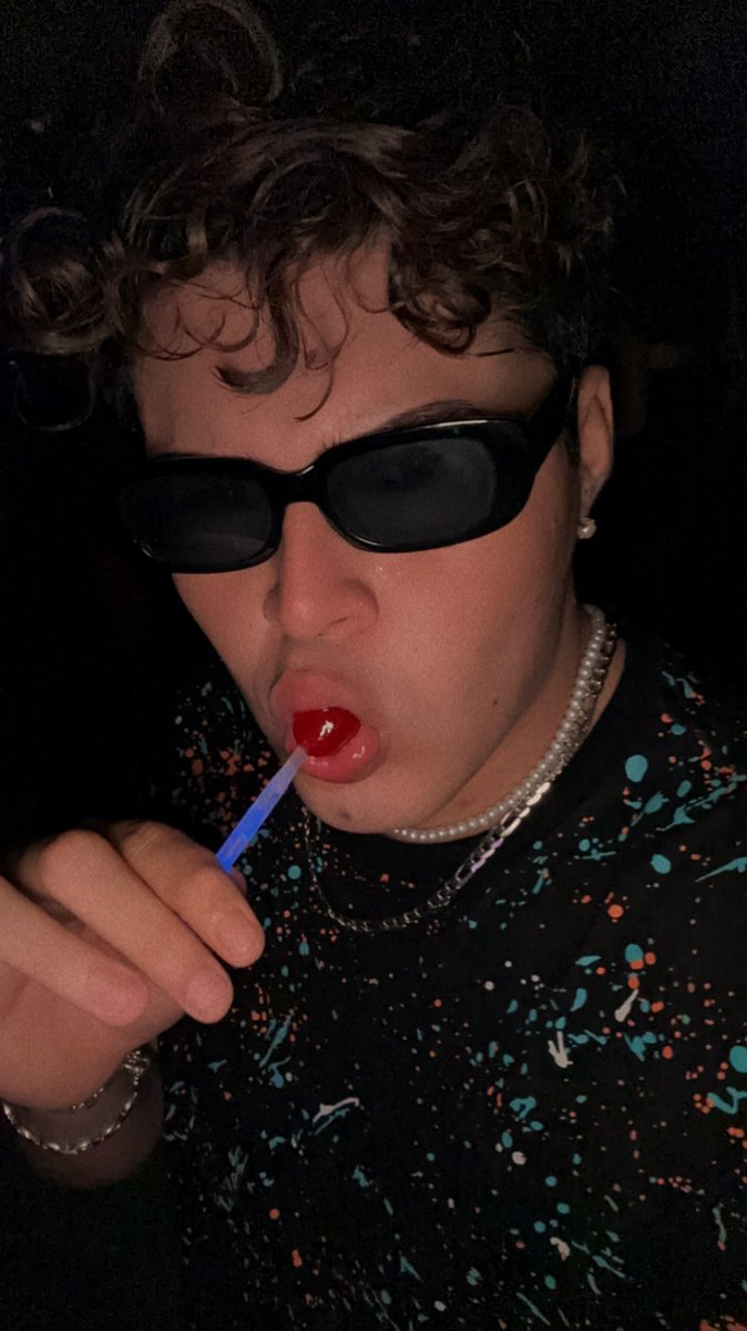 Azazel20010's tweet photo. Lo que sea de cada quien, yo me sentía cool JAJA
 vaya que el alcohol ayuda😋😹 https://t.co/3xk41S6Bp2