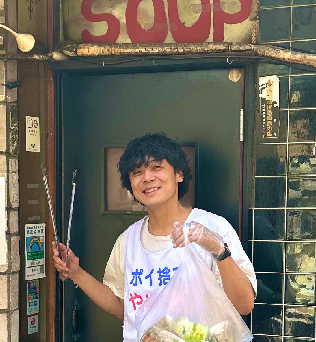 kakukoki's tweet photo. 微力ながら #ONEDAYFORCHANGE にかこつけていつもお世話になっている新宿ゴールデン街のゴミ拾いをしました!(身体を動かしたあとの一杯はひときわおいしかったです。) https://t.co/dEZTTQFQqc