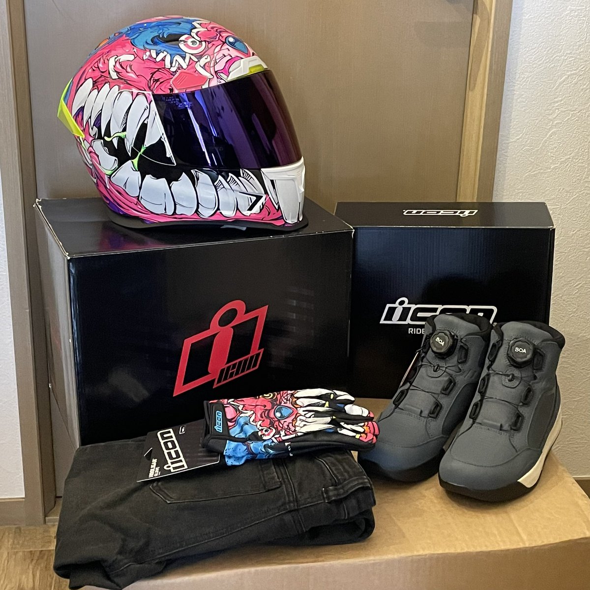 evilvit's tweet photo. icon 11万円分🤑
shoeiのMサイズがガバガバなのでicon (一般的にキツいと言われてる)のMでぴったりです🤘
グラフィックはBEASTIE BUNNY、もう廃盤らしいんでレアっぽいです
グローブもおそろ!
#icon
#airframepro https://t.co/35oVoLUYS8