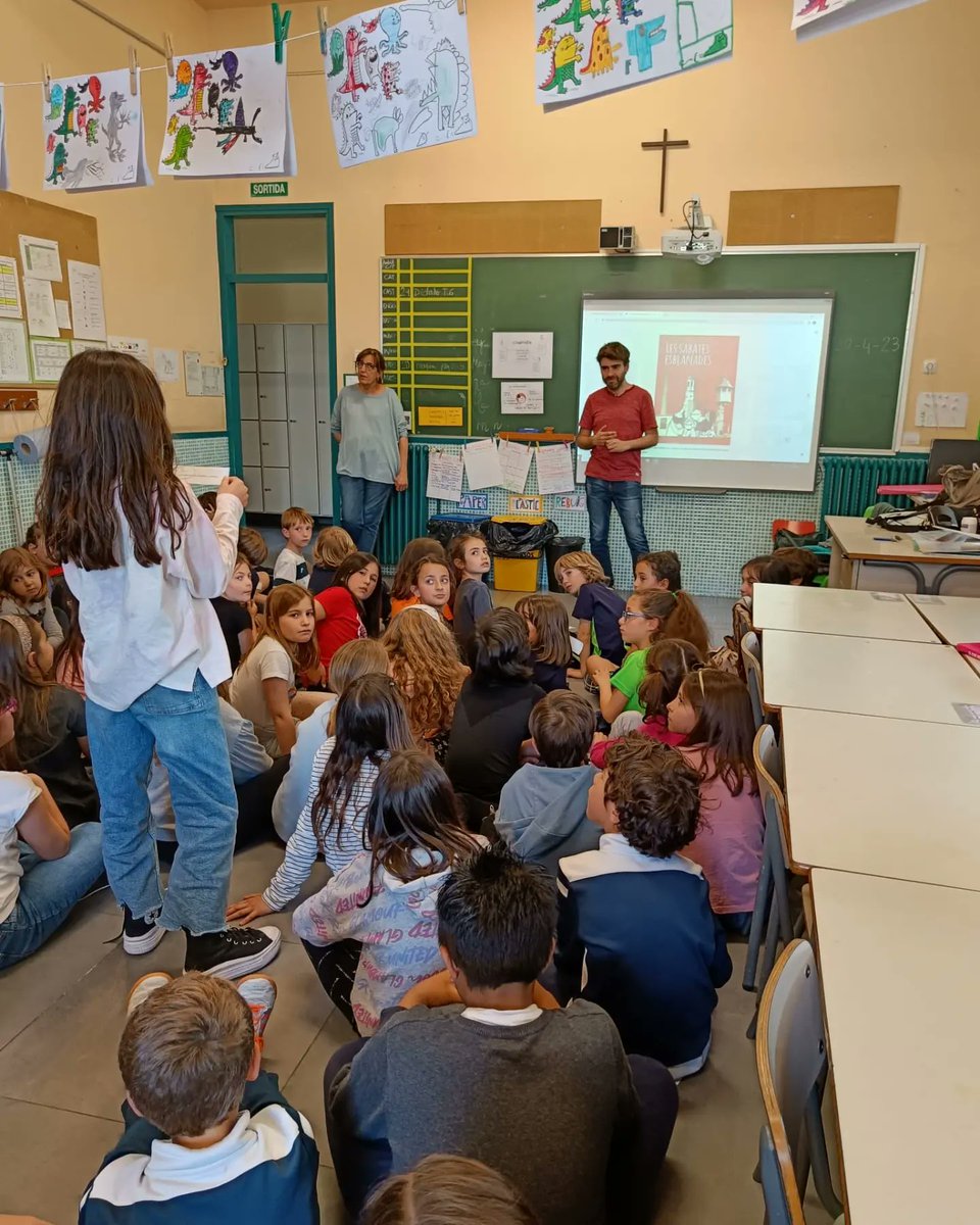 epiasabadell's tweet photo. ENS VISITA DAVID VILA, AUTOR DE "LES SABATES ESBLENADES"
Els nens i nenes de tercer hem pogut compartir una estona amb en David Vila @davidvilairos ,escriptor sabadellenc, que ens ha parlat sobre el plaer d'escriure i comunicar.
#3RPRIPIASABADELL
#VIULALECTURAPIASABADELL https://t.co/Vtxv2yeIeB