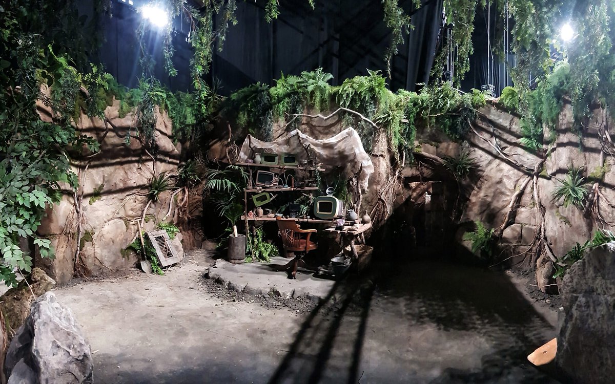 take1scenic's tweet image. Taking you back to 2020 when we built @itv Don’t Unleash the Beast. 

This beast of a set filled the workshop floor five times over. 

Designed by David Bevin

#itv #dontunleashthebeast #setconstruction #polycarve #texture #scenic #scenicpainting #carpentry #metalwork #rocks