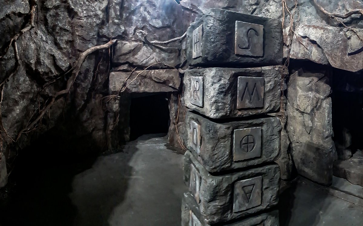 take1scenic's tweet image. Taking you back to 2020 when we built @itv Don’t Unleash the Beast. 

This beast of a set filled the workshop floor five times over. 

Designed by David Bevin

#itv #dontunleashthebeast #setconstruction #polycarve #texture #scenic #scenicpainting #carpentry #metalwork #rocks