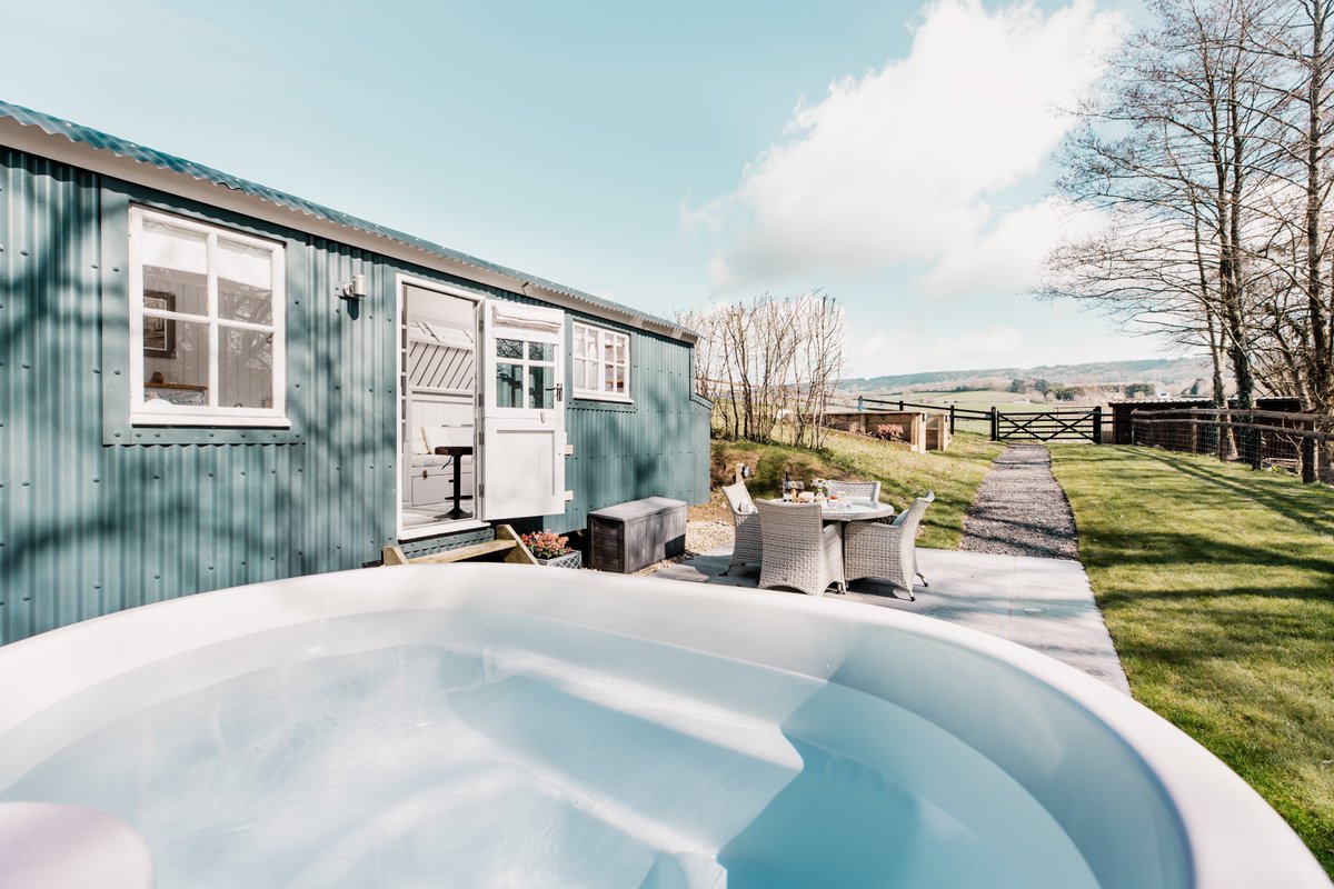 Uniquehideaways's tweet photo. Happy Friday✨✨✨ Just imagine spending your weekend here: https://t.co/dpKRxU0LIr  #FridayFeeling 

📍Otter's Holt Shepherd's Hut, Devon https://t.co/pnT1BlASNb