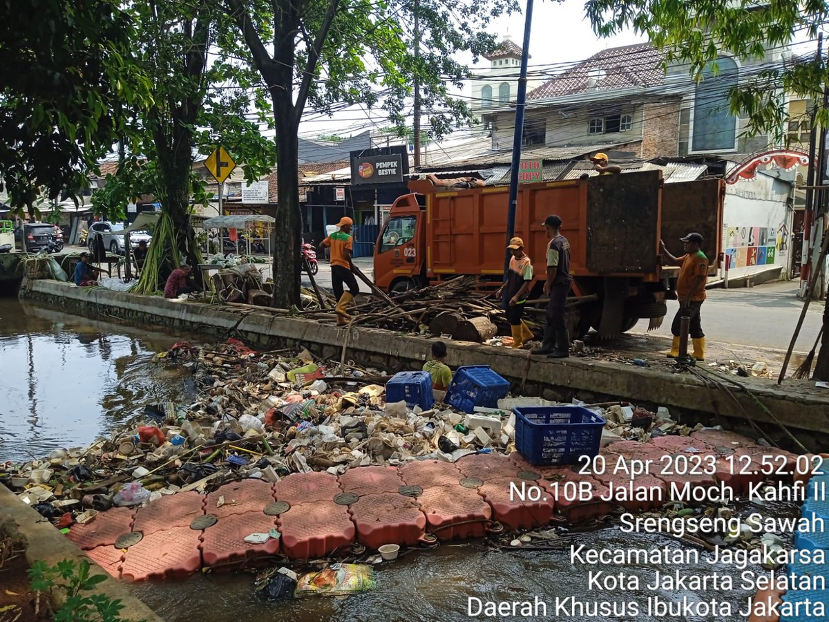 bungsuasu's tweet photo. D3p0k bisa stop kirim sampah gasi???? Pict kedua tadi sampe 4 carry sama 1 typer kecil belom abis juga itu sampahnya allahuakbarrrrr 😩

(((Foto kerjaan))) https://t.co/qkdGnhVMdh