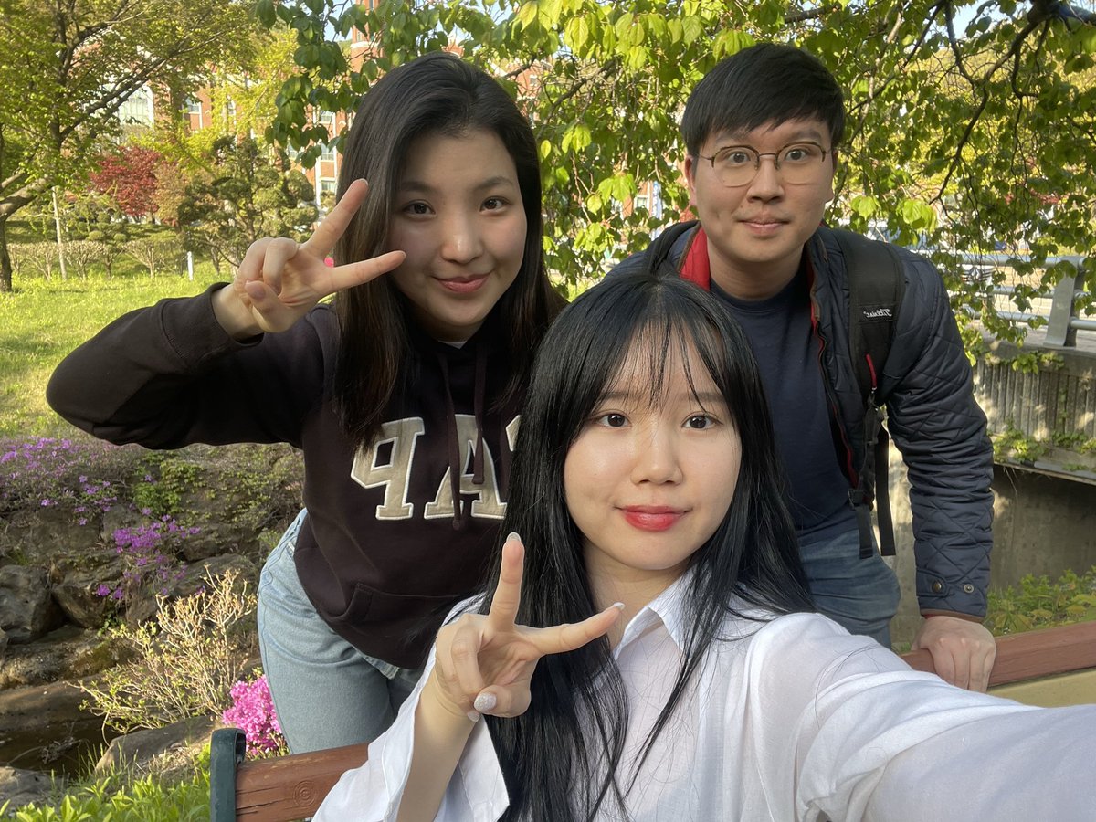 JoonwooLee0530's tweet photo. At a bench with a lot of flowers behind! and also with our teammates!!
#GBTWriting #2023TreasureHunt https://t.co/mizt1WApWm