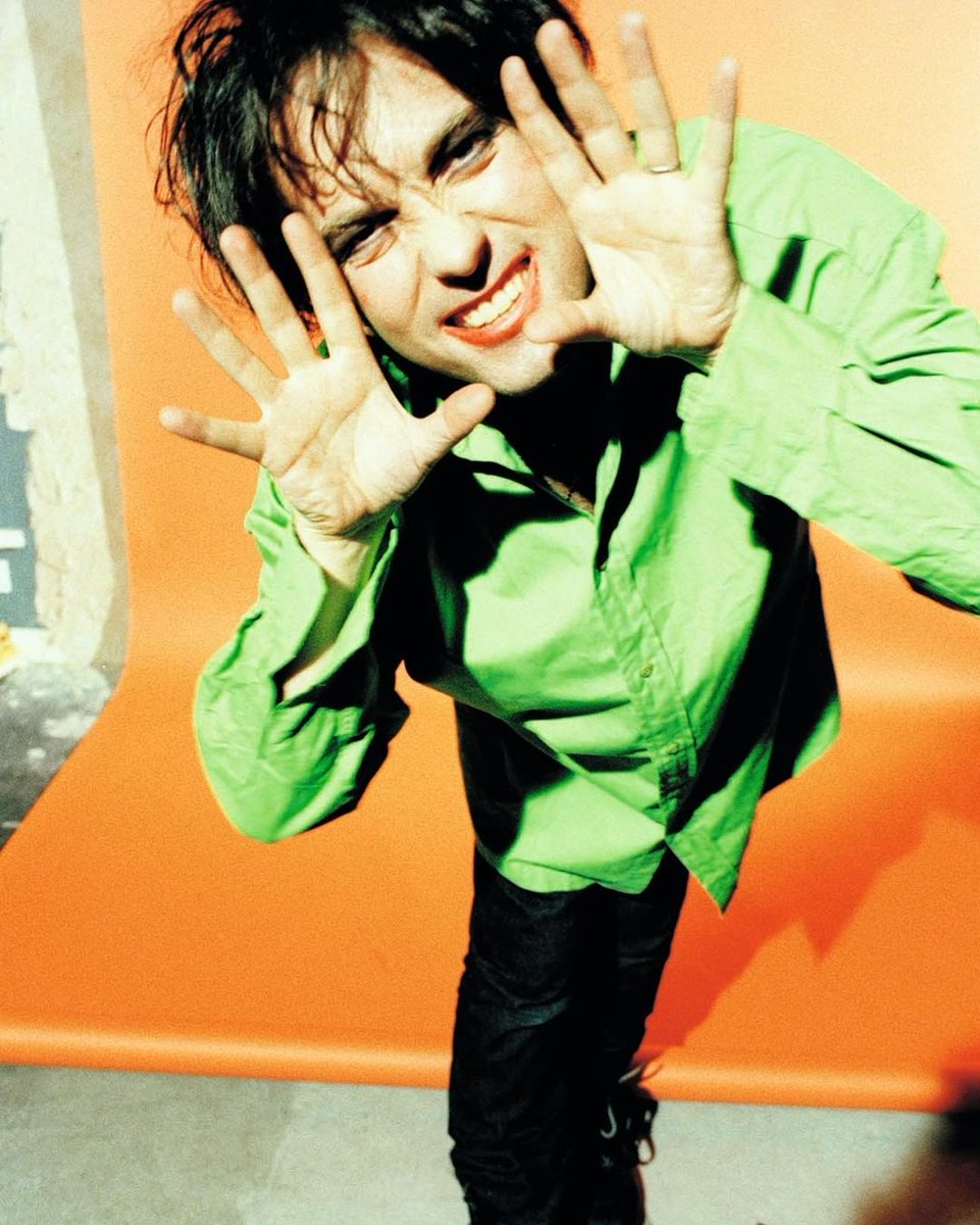 AccurecyFanzine's tweet photo. Parabéns Robert Smith!! São 64 anos bem vividos e 38 inspirando a minha vida, em bons e maus momentos.  Robert é igual vinho, quanto mais velho melhor. Longa vida ao nosso ídolo de sempre e, que siga fazendo aquilo que a vida lhe deu como talento por muitos anos ainda. ❤️👏🎂🥂 https://t.co/NVCGjMDyYU