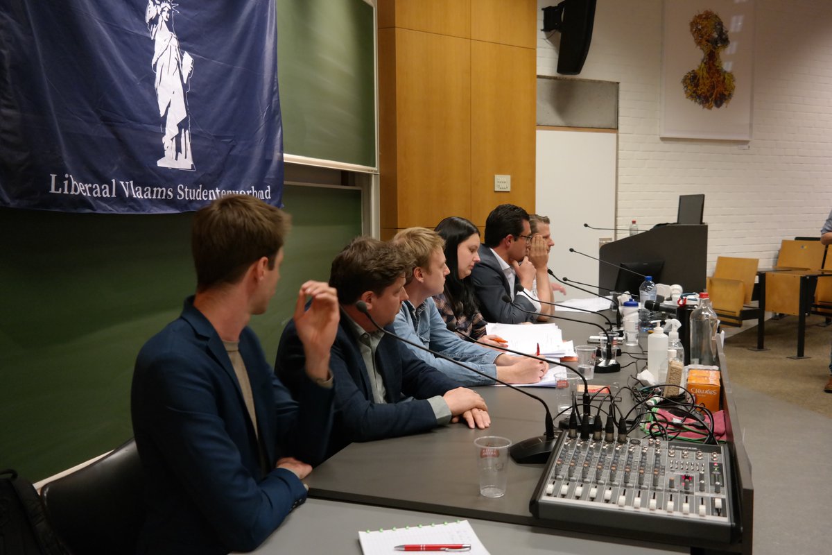 Afgelopen dinsdag verplaatste het LVSV zich naar de KU Leuven in Kortrijk (KULAK) voor een kopstukkendebat en een receptie. Dank aan alle aanwezigen!

📸Alle foto's zijn te vinden via ap.lc/ZGxzJ