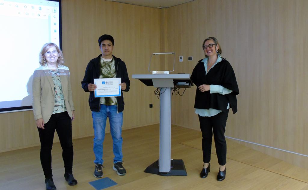 #JornadaCataguas
👉Tras la presentación de los #TFM📖 realizados el pasado curso, tiene lugar la entrega de diplomas a los 👨‍🎓👩‍🎓estudiantes que este año desarrollan sus trabajos becados por la Cátedra.
😃Sin duda una buena oportunidad para mostrar el potencial de la #CatedraAguas!