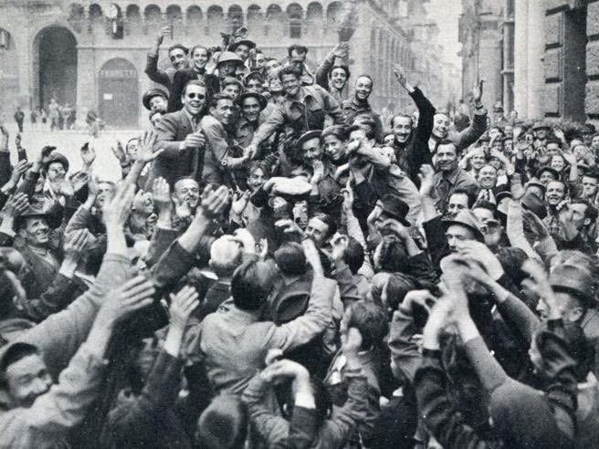 Il #21aprile 1945, #Bologna viene liberata.

Finisce l’oppressione nazifascista e i bolognesi possono iniziare a sognare un futuro libero e democratico.

Oggi, come ieri, viva la #Resistenza. Viva l’%Antifascismo. Viva la #Costituzione.🌹🇮🇹❤️