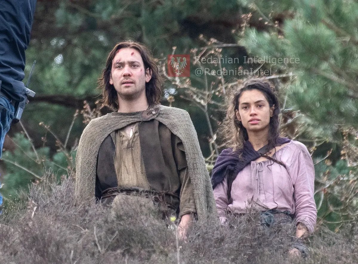 Vardamire_N's tweet photo. 🚨Les Anneaux de Pouvoir Saison 2

Photo d’Isildur (Maxim Baldry) et Nia Towle en extérieur lors du tournage de la saison 2 !

#TheRingsOfPower https://t.co/FM1vE8YtuS