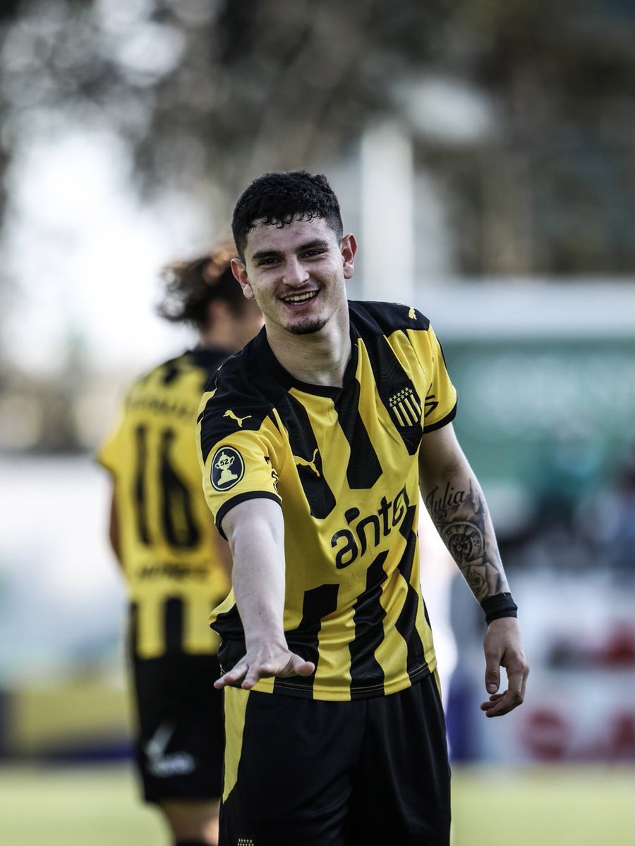 Si me hablas de Libertadores,te gano feo.

Si me hablas de Sudamericana,te cogí recientemente.

Si me hablas de clásicos,te llevo 20.

Uruguayos,te llevo 4.

Si me hablas de gente,llevo siempre más,menos el año de  Suárez FC.

Pero ellos están chochos porque ganaron 2 partidos🤏