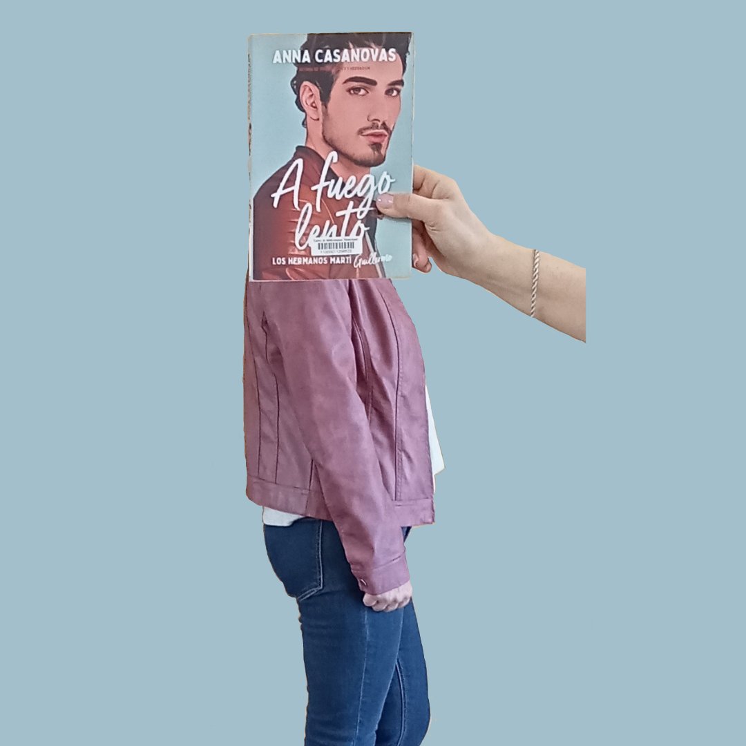bibliospineda's tweet photo. Un divendres més de #bookfacefriday Avui amb "A fuego lento" de @casanovas_anna #edicionesurano https://t.co/hfaK81F3TY